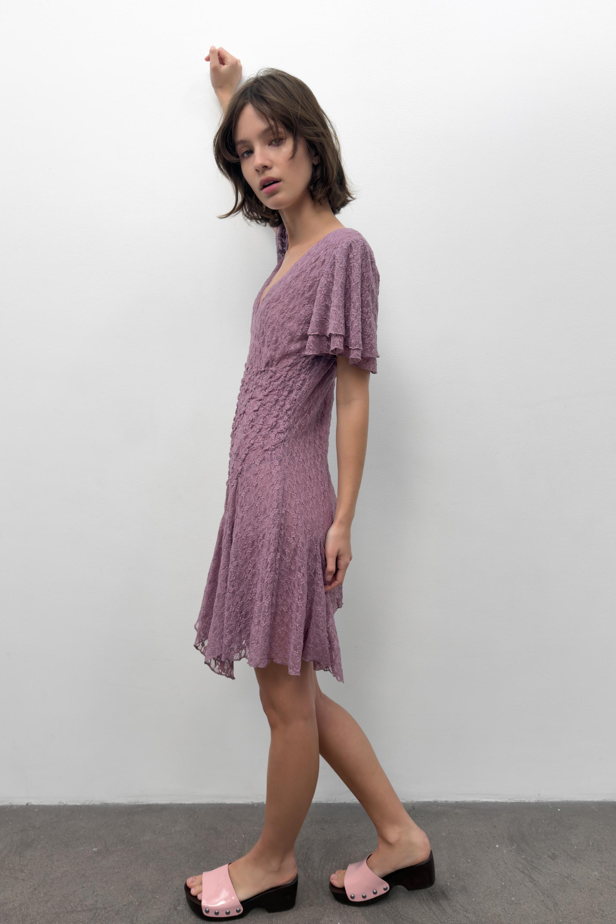 ROBE EN DENTELLE À PLIS